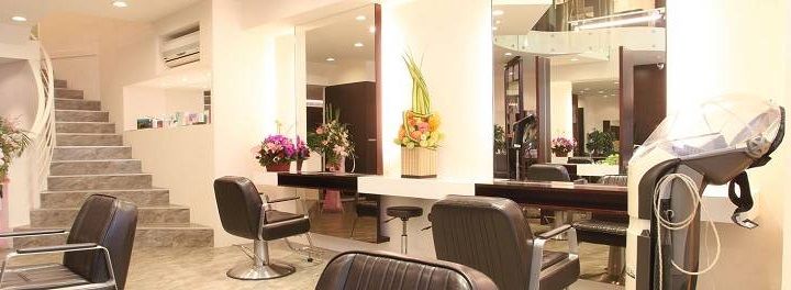 鵜林さんのお店内観。小顔補正ができると評判のステップボーンカットは「開運カット」とも呼ばれ、大人気。