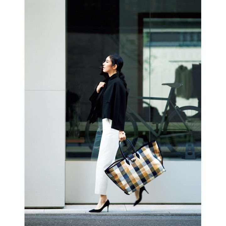 バッグ(JIMMY CHOO)ジャケット・パンツ(ebure)、ブラウス(theory luxe)、靴(ジャンヴィト ロッシ ジャパン)、ブレスレット・チャーム【ダイヤモンドのベル】・【オニキス】・【コゴロンベル】(シャンテクレール 東京店) 撮影/熊澤 透 BY:『Precious3月号』小学館、2019年