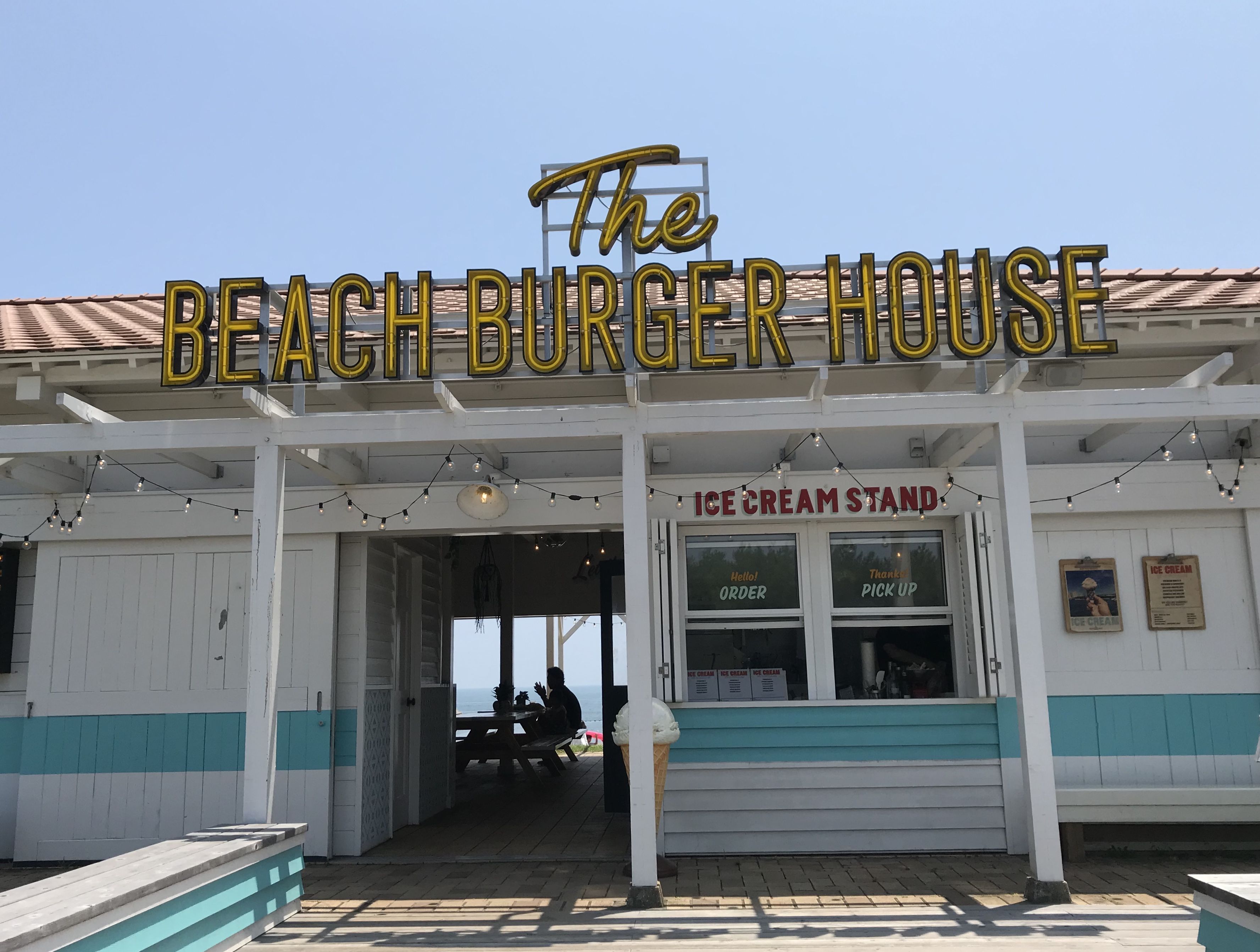 リゾート感あふれる「The BEACH BURGER HOUSE」の外観にテンションアップ。