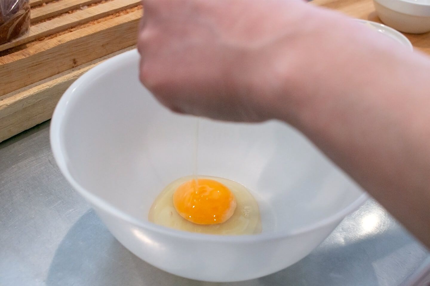 卵をボールに割り入れます