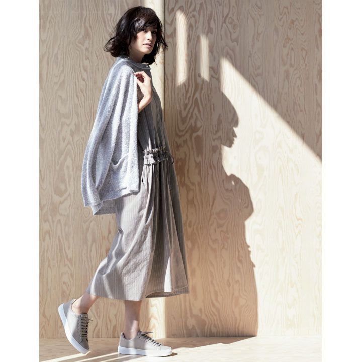 ■4:ミドル丈のグレーカーディガン×シャツワンピース