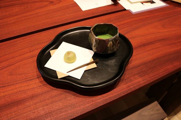 お着物で茶室の畳に座して…というイメージを覆す斬新なアイディアに注目です。