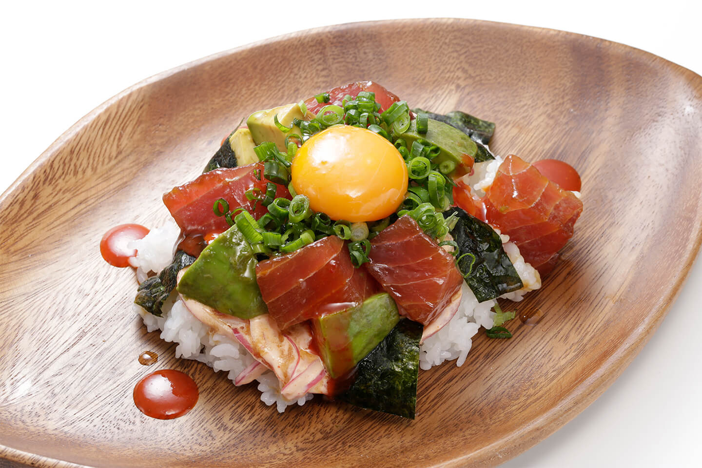 シラチャソースを使ったマグロとアボカドのスパイシーポキごはん
