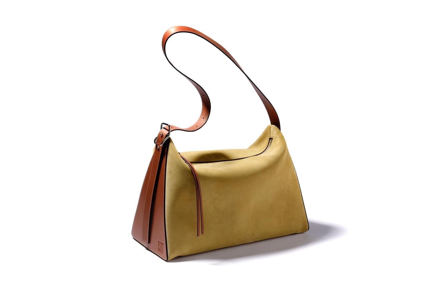 ロエベ「ベルリンゴ」【W46.5×H30.5×D23cm】バッグ¥259,000(ロエベ ジャパン カスタマーサービス)