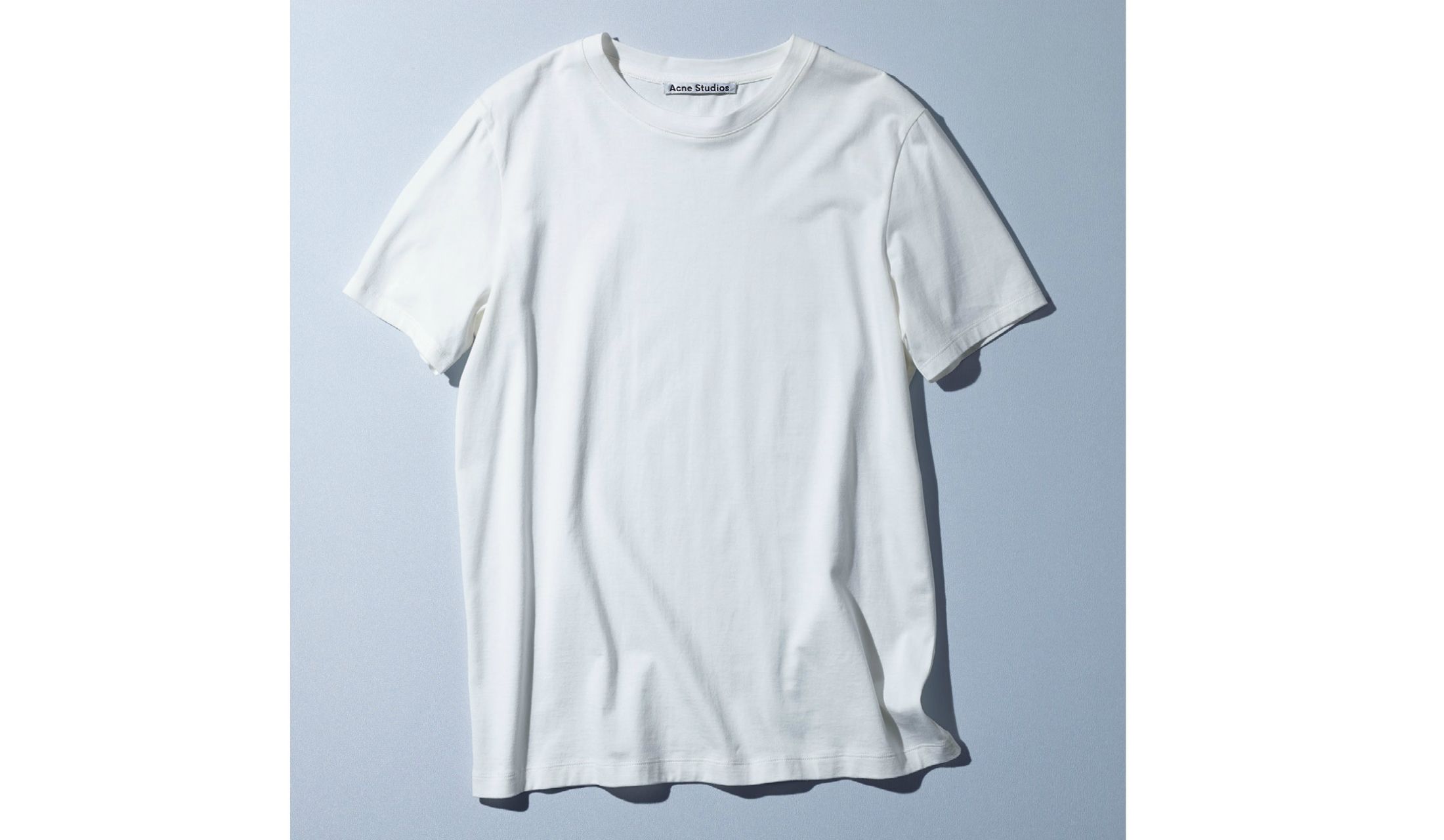 ●データ 素材:コットン100% サイズ展開:XXS、XS、S、M、L、XL 色展開:ホワイト(写真)、ネイビー ¥14,000(アクネ ストゥディオズ アオヤマ)