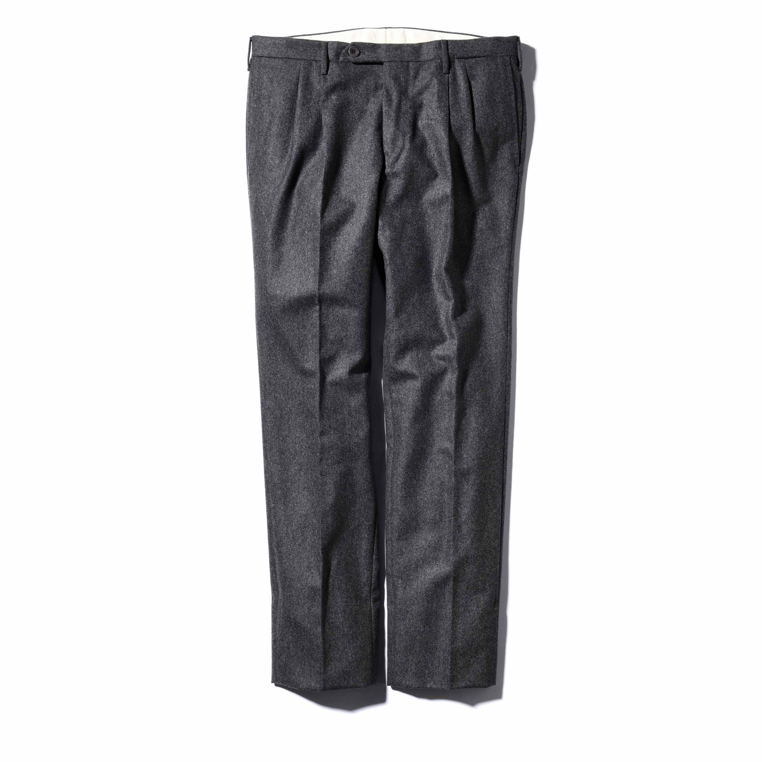 パンツ¥52,000(トゥモローランド〈ロータ〉)
