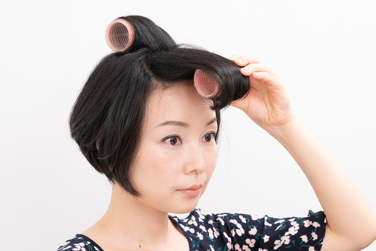 カーラーに毛先から内巻きに巻き付ける。