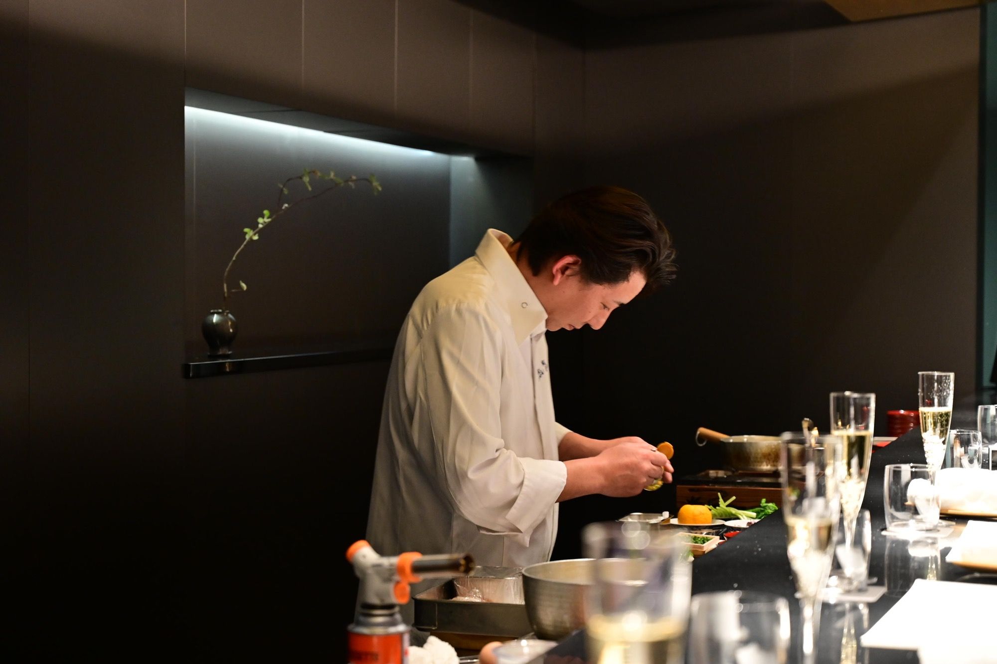 料理人・小野氏。出張ディナーは2階「MOGANA Bar」にて開催。5月2日~6日の期間17:30、20:00スタートの2部制。¥20,000(税込、ドリンク別)