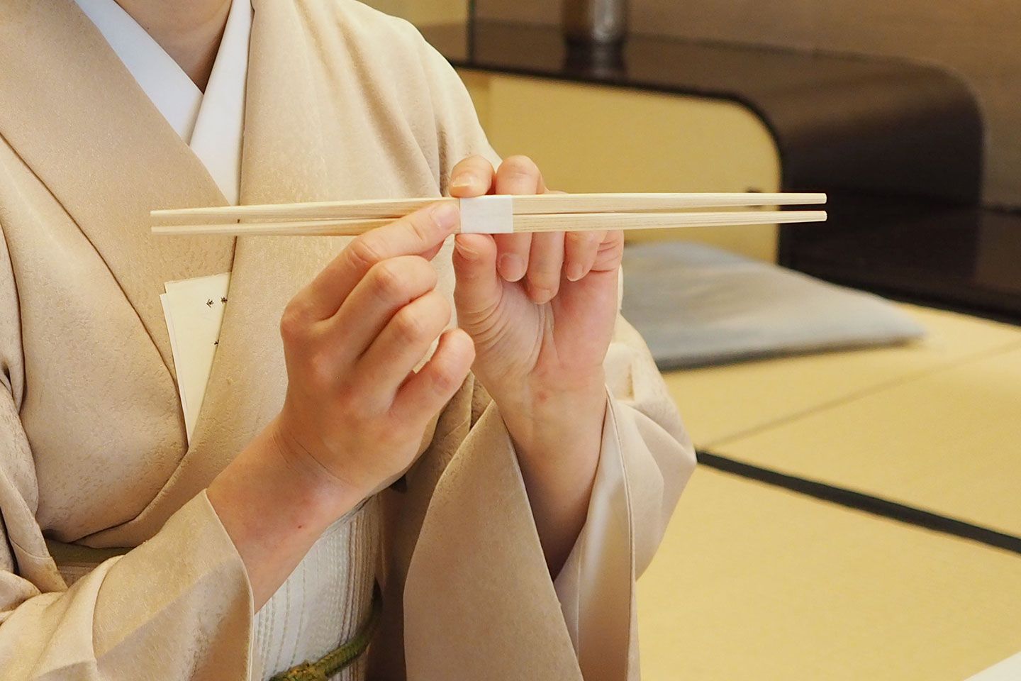 お箸を縦に持ったときの、下の方をつまむ