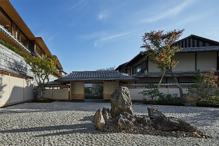 ホテルは、明治10年創業の料亭「京大和」の敷地内に開業