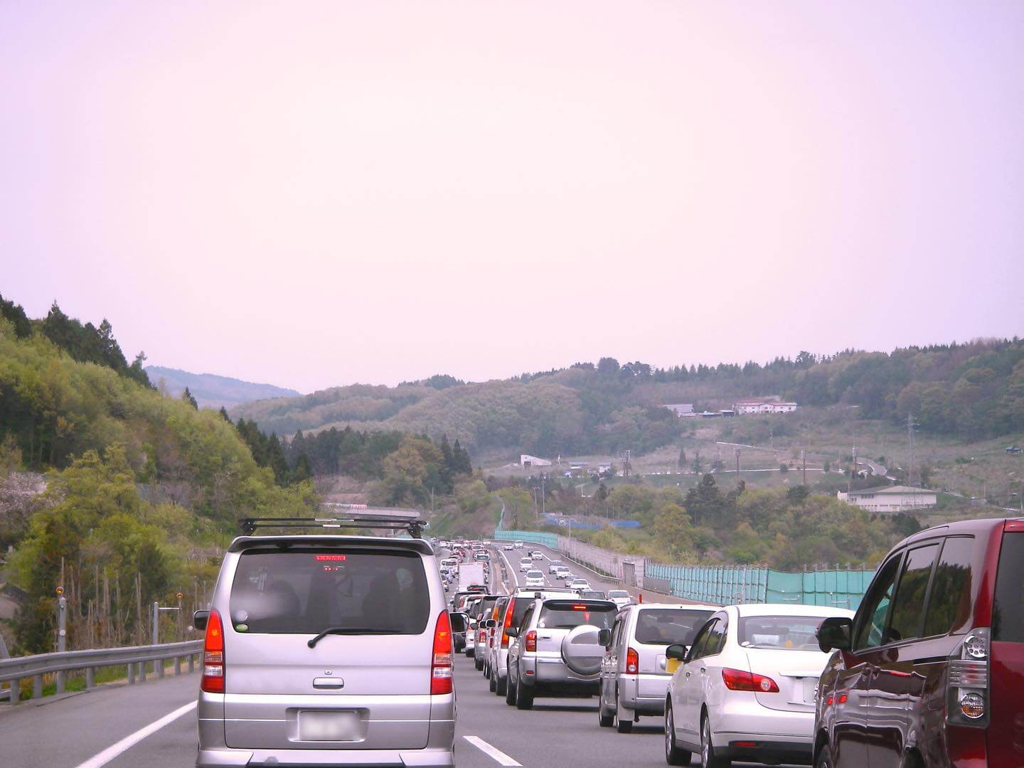 渋滞に巻き込まれたときに気をつけたいポイントや渋滞を避ける方法