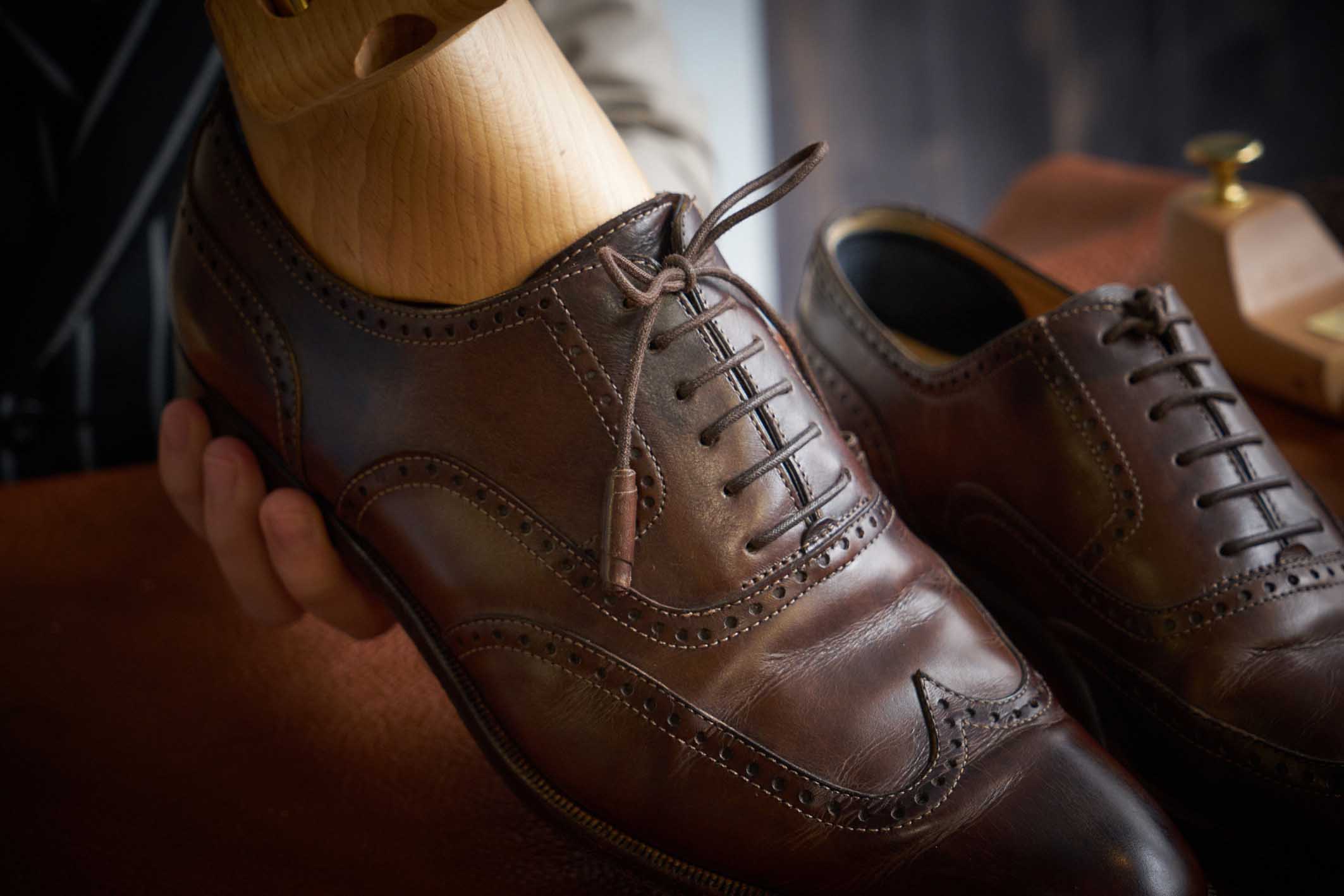 靴にシューツリーを装着したから靴磨きをした方が、シワが伸びて汚れもよく取れる