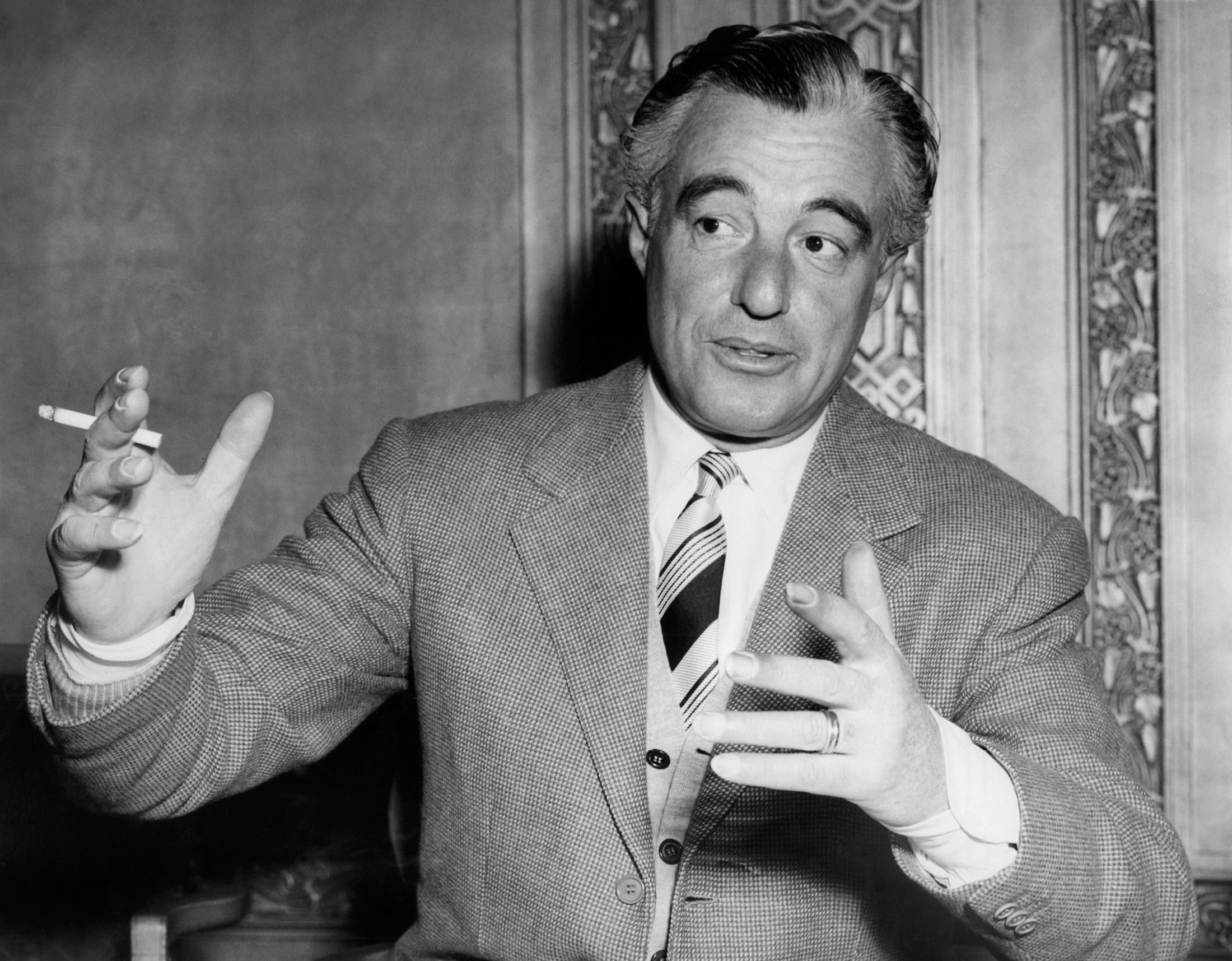 戦後イタリアを代表する映画監督、ヴィットリオ・デ・シーカ(1901~1974)は、ナポリスタイルを象徴するスーツスタイルでその名を知られた。©Rex Features/aflo