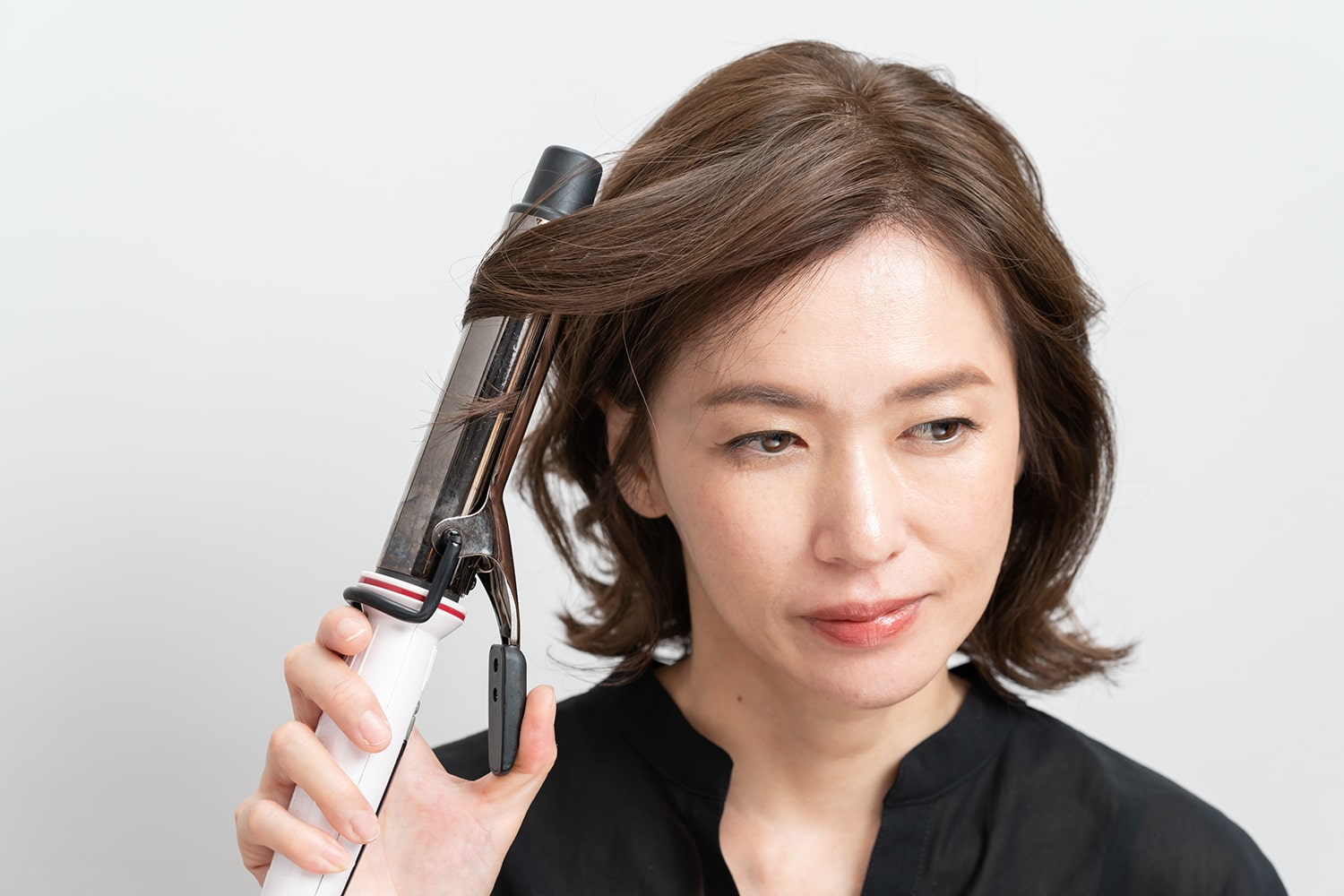 毛束の中間あたりから、毛先に向かってリバース巻きに。