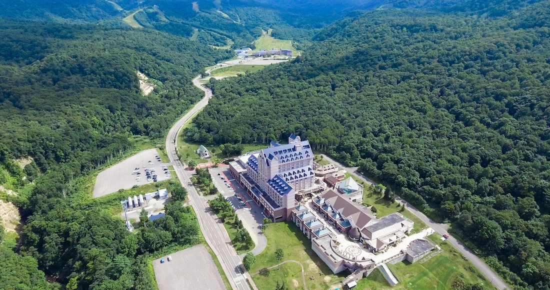 山間に建つ広大な「キロロリゾート」
