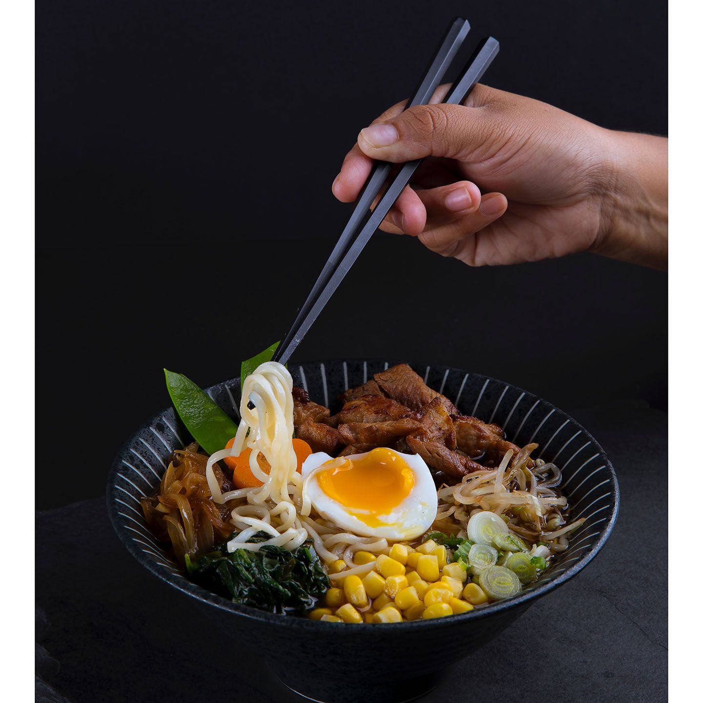 一度に箸で取る麺は、太い麺なら3本、一般的な麺は5〜6本が目安。
