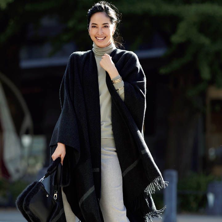 とびきり贅沢なシックカラーのケープ一枚でカジュアルを格上げ!