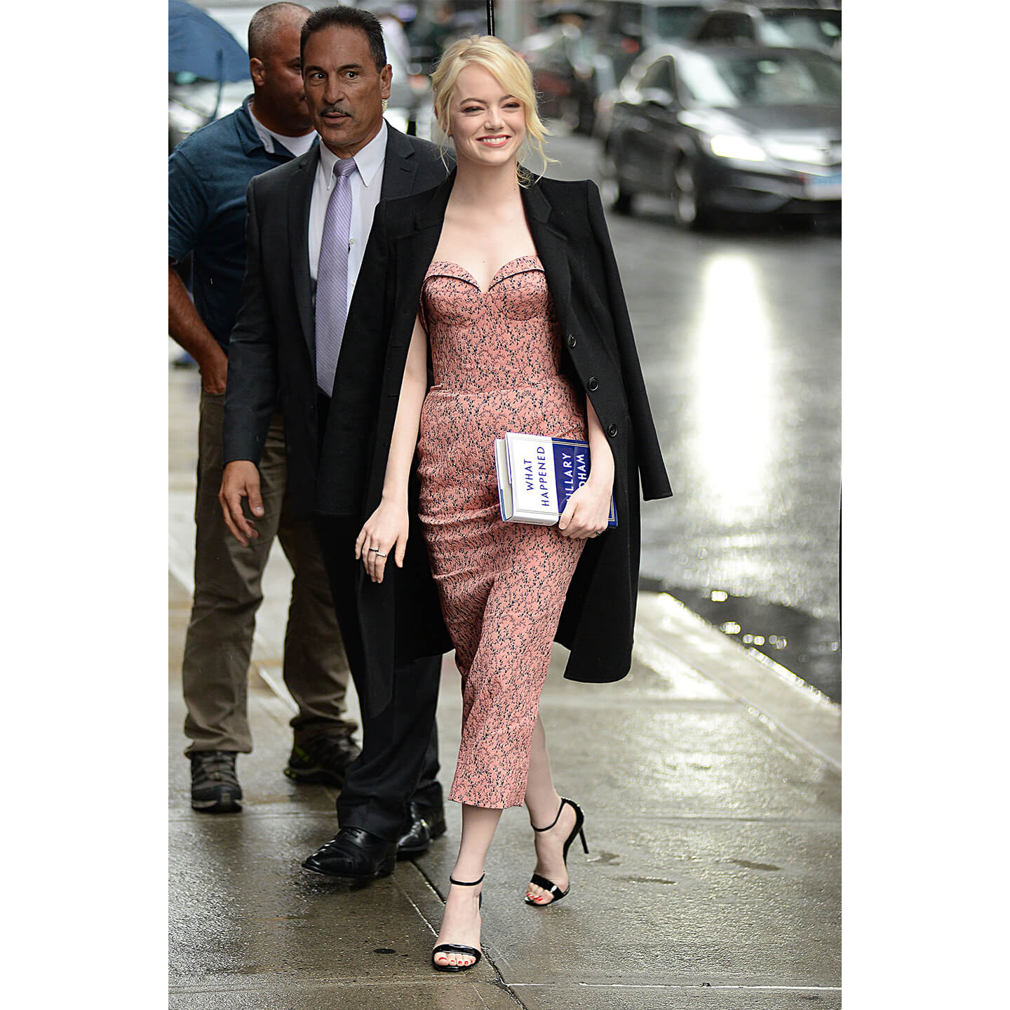 ドレスにコートを羽織るEmma Stone(エマ・ストーン)氏