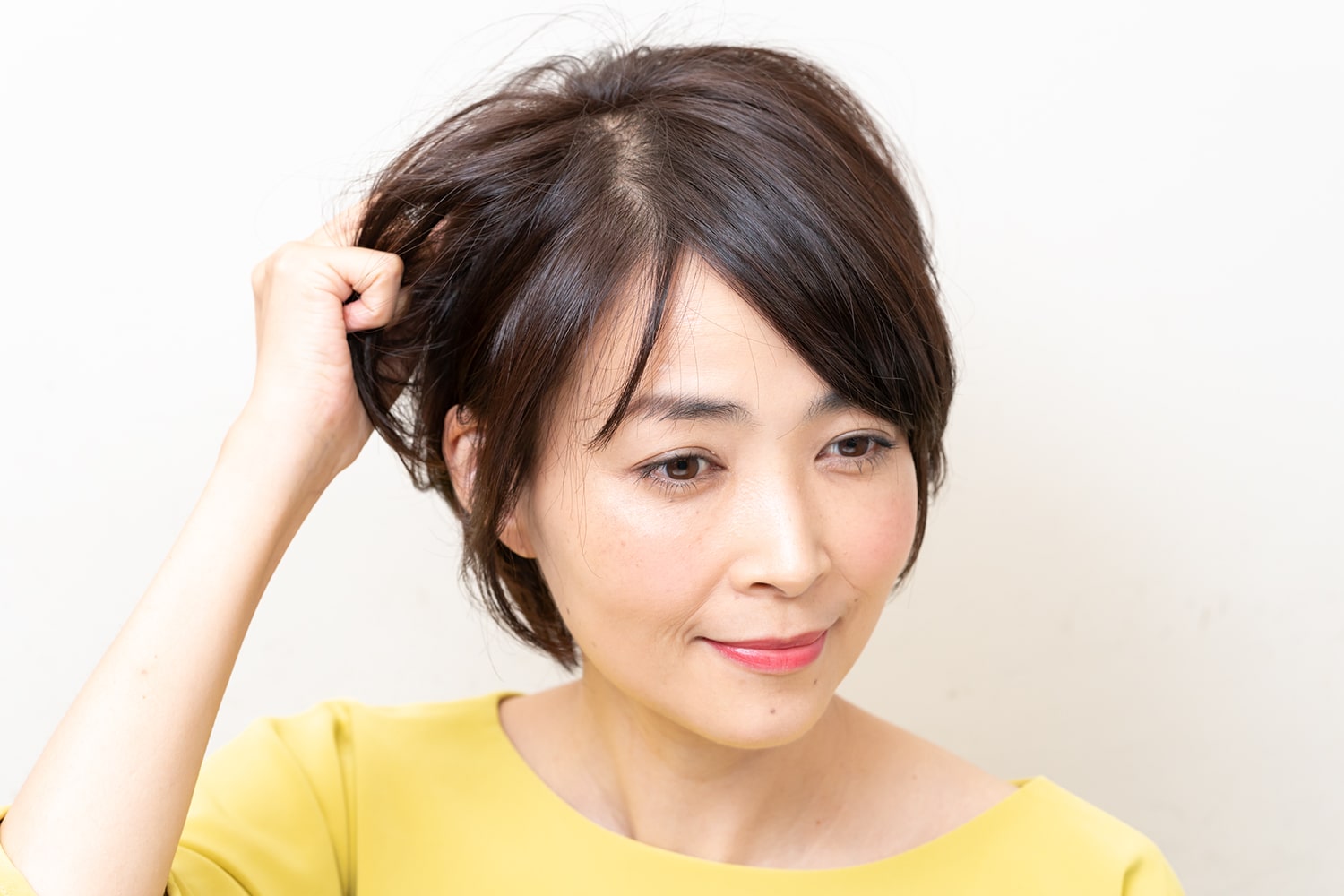 硬めのワックスを毛束の中間から毛先にもみ込む。束感をつくるようなイメージでつけて。ワックスはパール粒ひと粒大が目安。