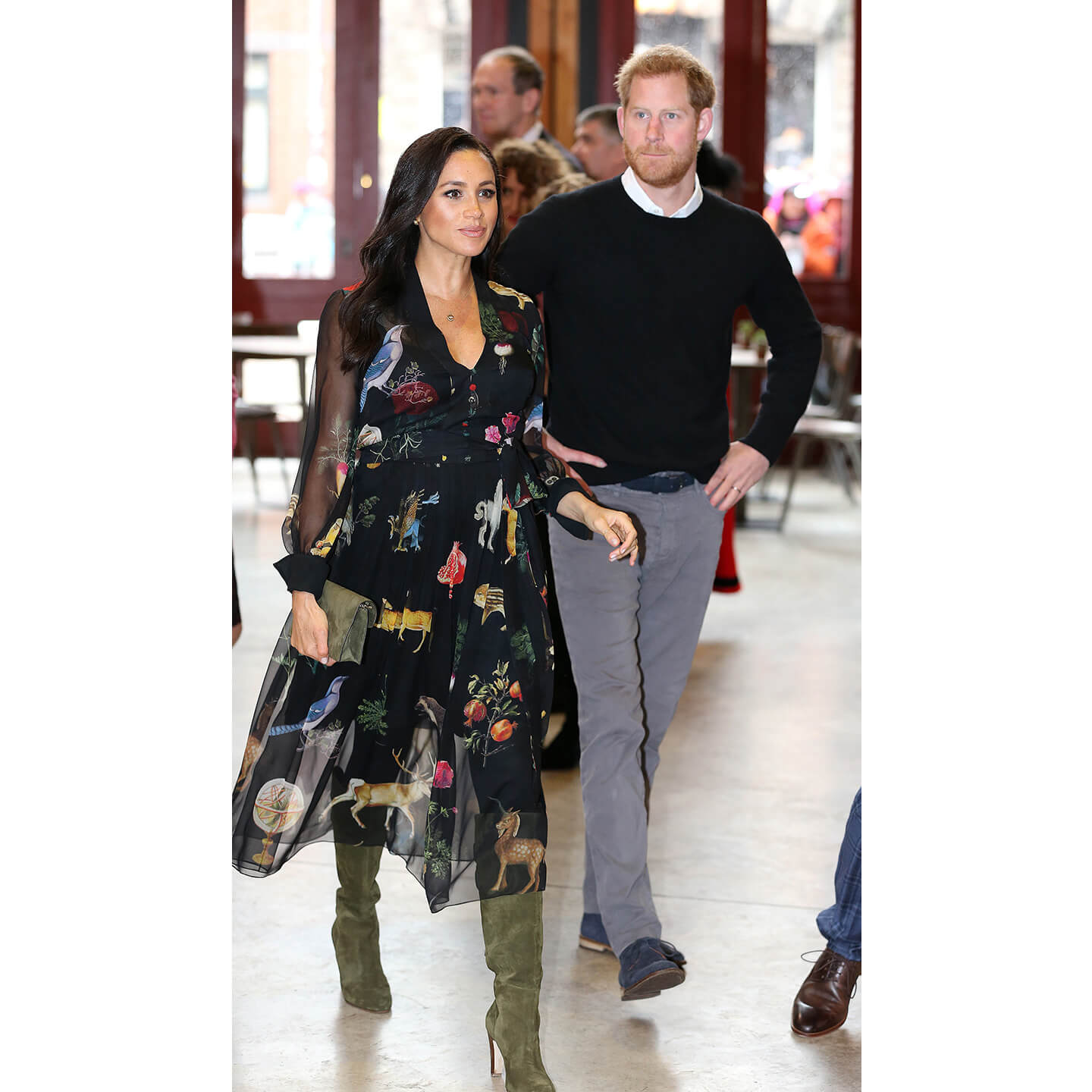 モスグリーンのブーツにアニマル柄のワンピースを合わせる英国王室のMeghan, Duchess of Sussex(サセックス公爵夫人メーガン妃)