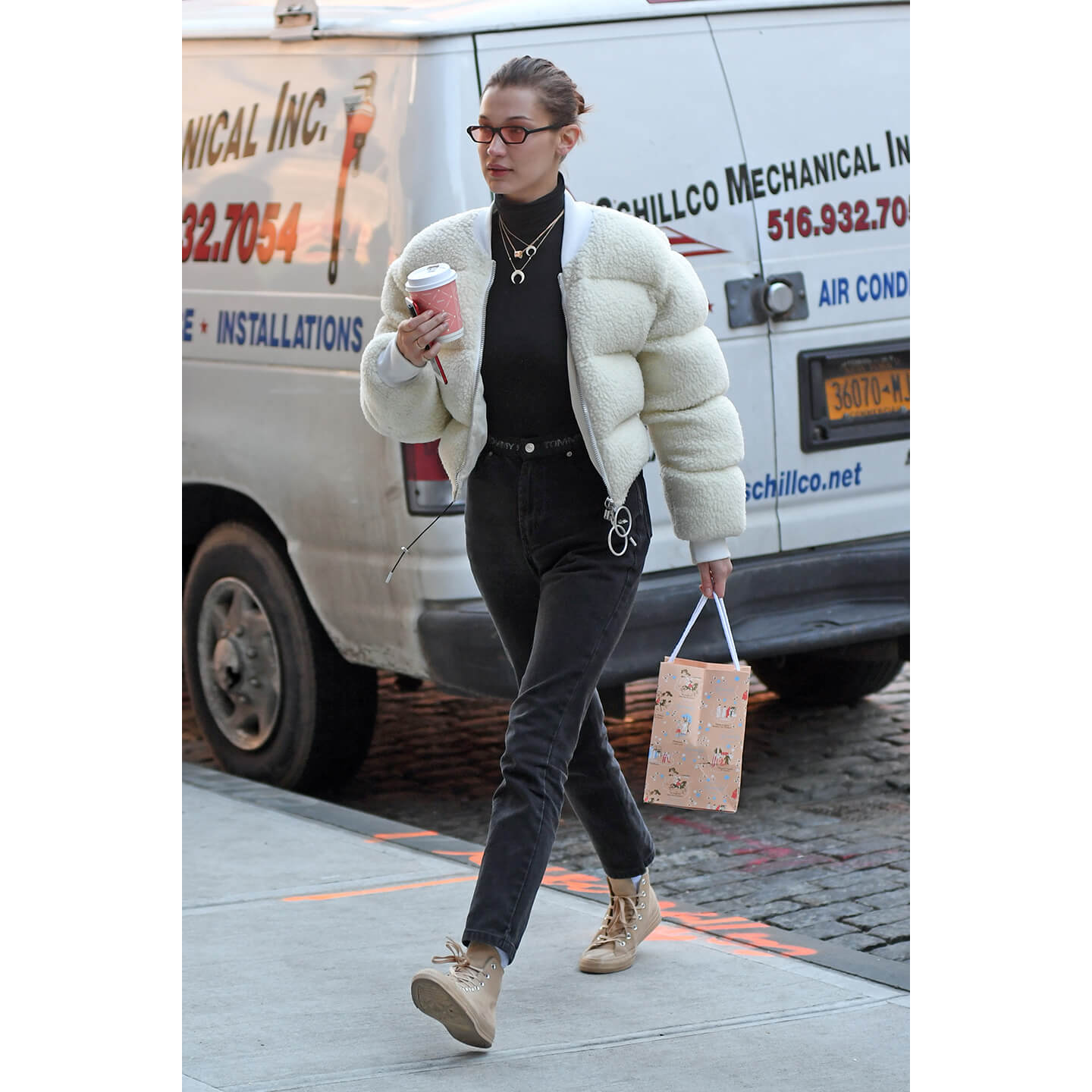 ネックレスの重ね付けをするBella Hadid(ベラ・ハディッド)氏