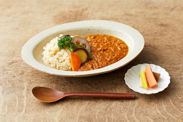 付け合せが二品付いた『季節野菜のカレー』¥1,500円 ※土日祝はプラス¥500(季節の前菜付き)