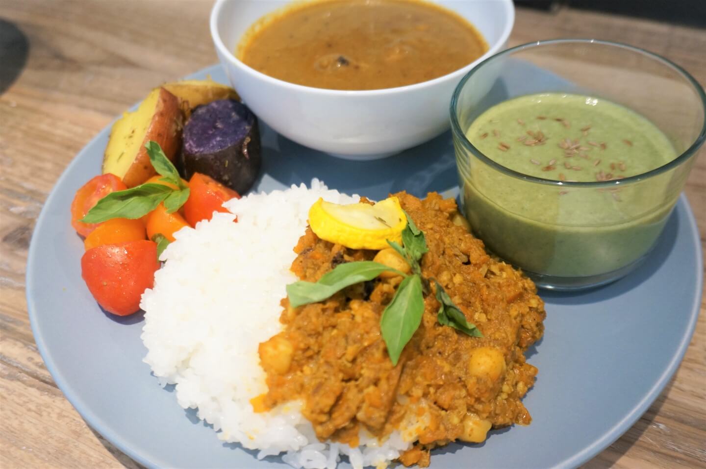 「カレー2種(ハーフサイズ)+日替わり野菜のサイドディッシュ2~3種」の画像