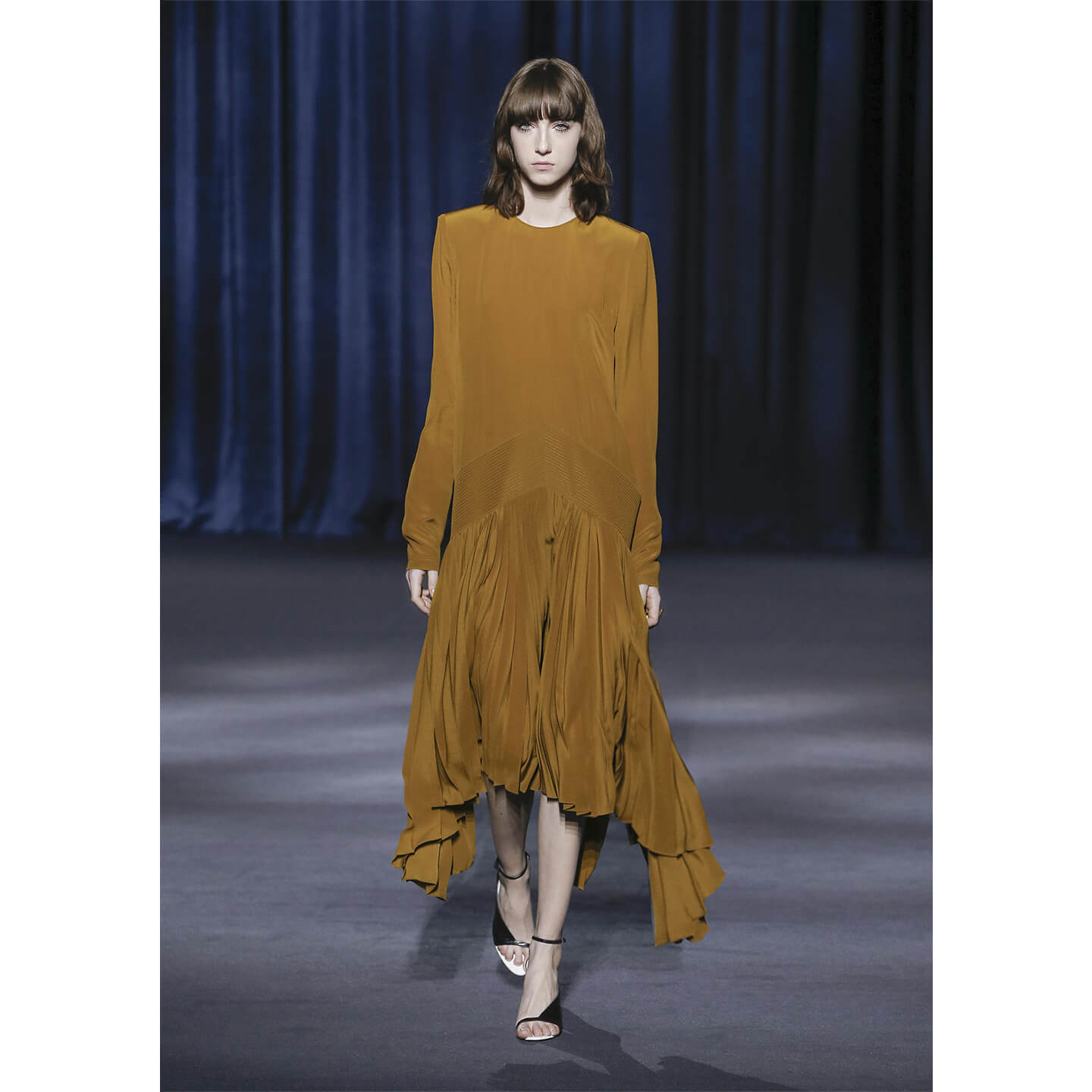 GIVENCHY(ジバンシィ)のワンピースを着こなすモデル