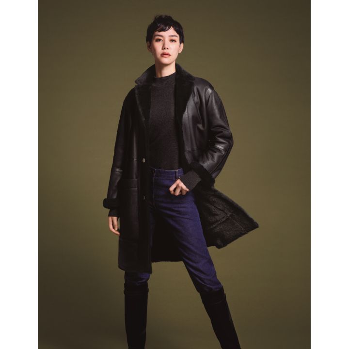 コート・カシミアニット・デニムパンツ・ベロアのブーツ(エルメスジャポン) 撮影/下村一喜 BY:『Precious10月号』小学館、2019年