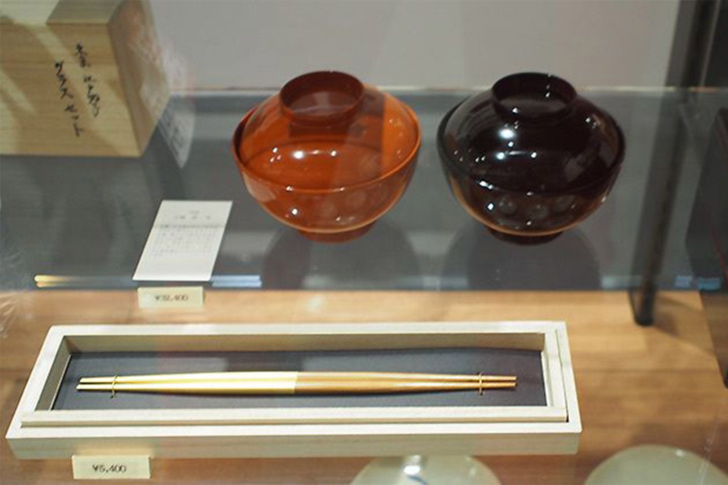 上・「THE」の大椀 黒/赤 各¥30,000、下・「政七×箔一」の300周年漆金箔箸¥5,000(ともに税別)