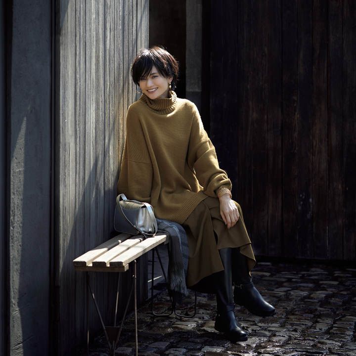 ニット・スカート(ユニット&ゲスト〈Tibi〉)、ストール(ボーダレス〈ベグアンド コー〉)、ピアス・バングル(デペッシュモード恵比寿本店〈ドナテラ・ペリーニ〉)、バッグ(キートン)、靴(トッズ・ジャパン) 撮影/熊澤 透 BY:『Precious1月号』小学館、2018年