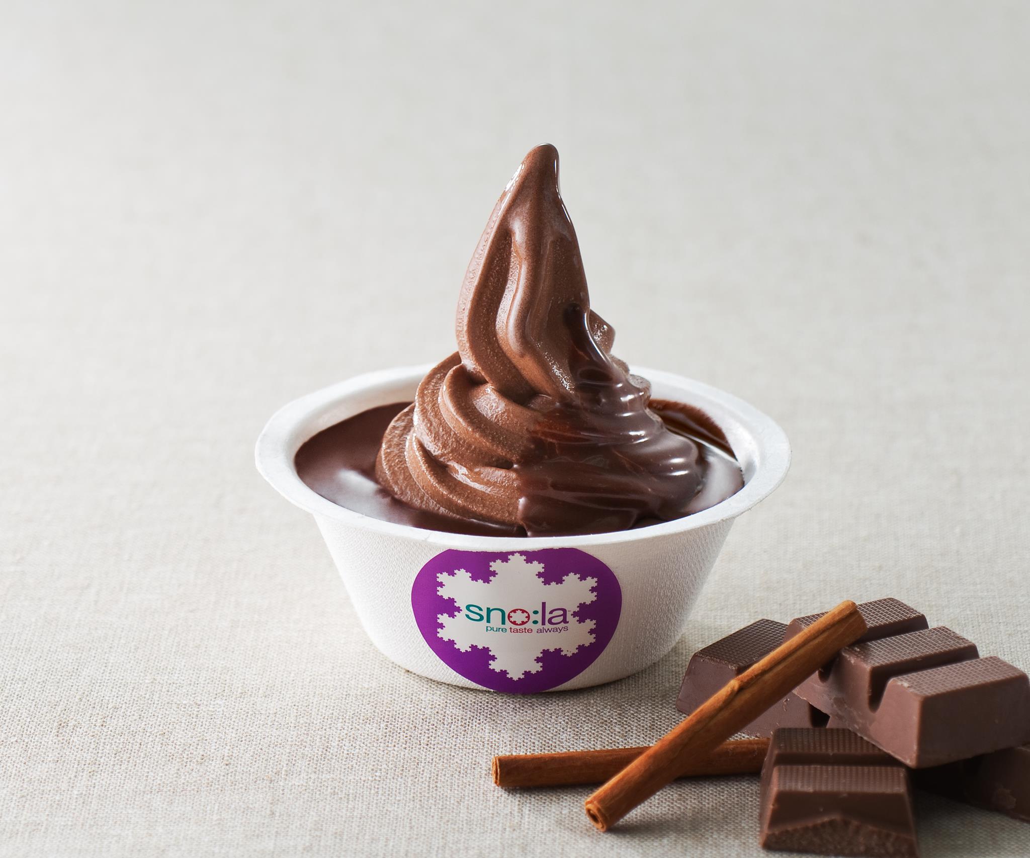 カカオの香り高い生チョコレートのような風味となめらかさ。濃厚なチョコレートソースでカカオポリフェノールもたっぷり! さわやかなリッチ感の『チョコレート・クレミータ+チョコレートソース』 ¥450