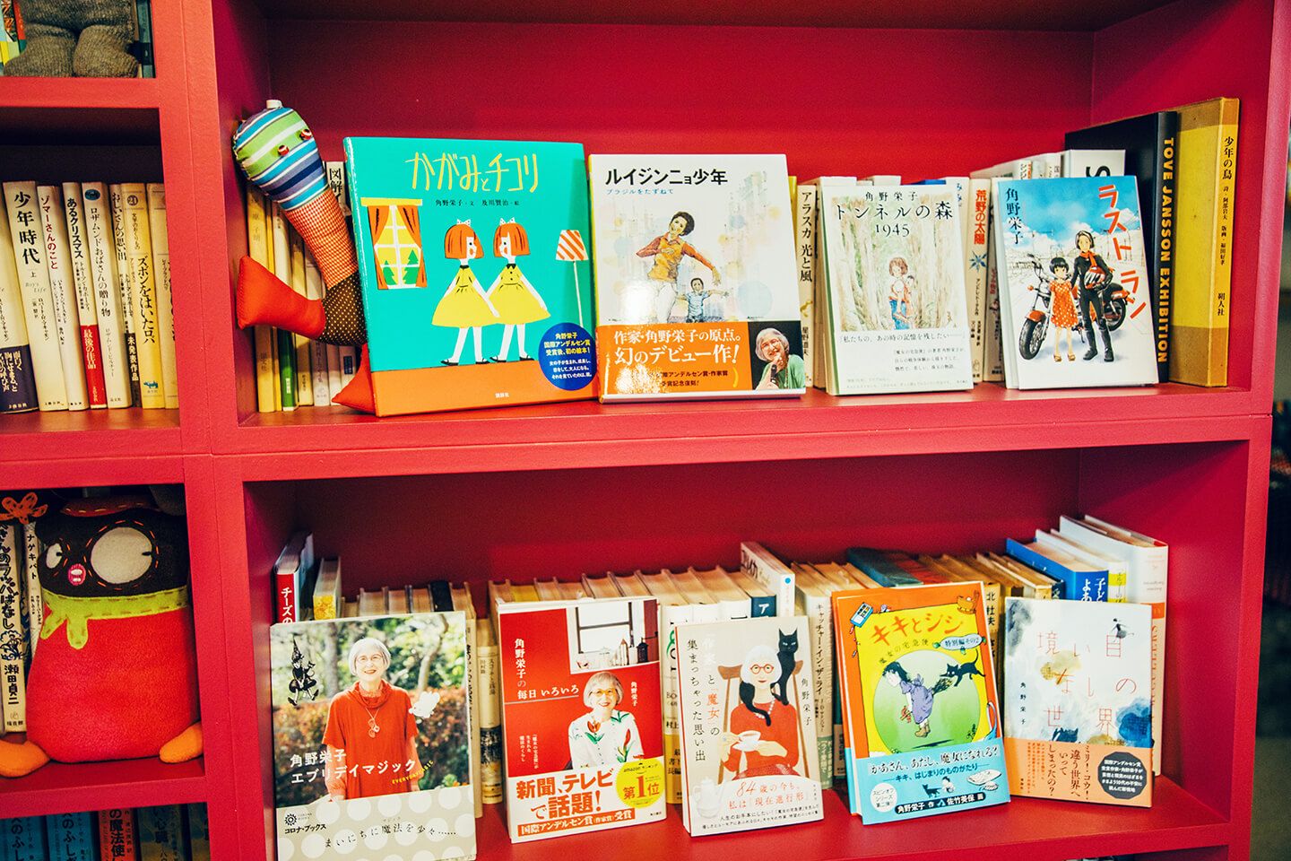 これまで角野栄子さんが手がけた絵本、童話、翻訳、エッセイは、200冊以上