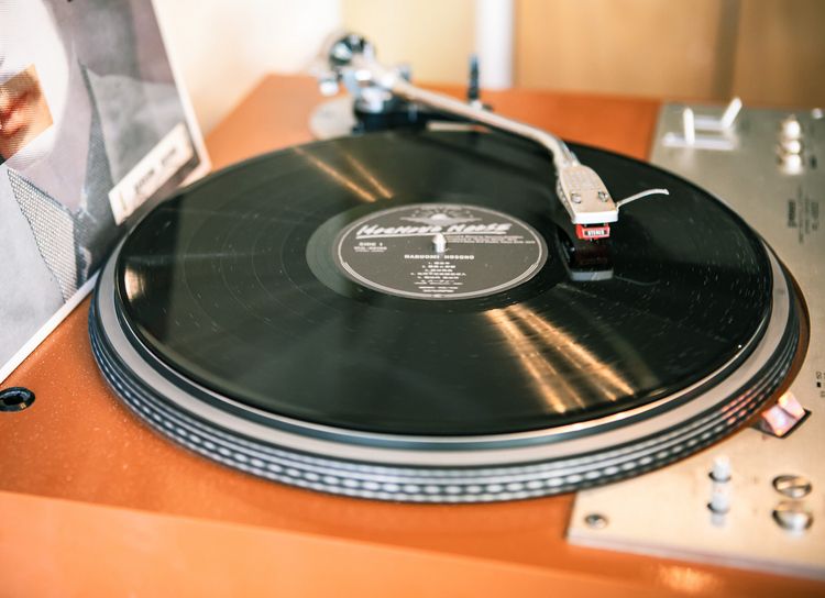 カウンターにはレコードプレーヤーが。西野さんのお父様から譲りうけたという古いJBLスピーカーから心地よい音が広がる。