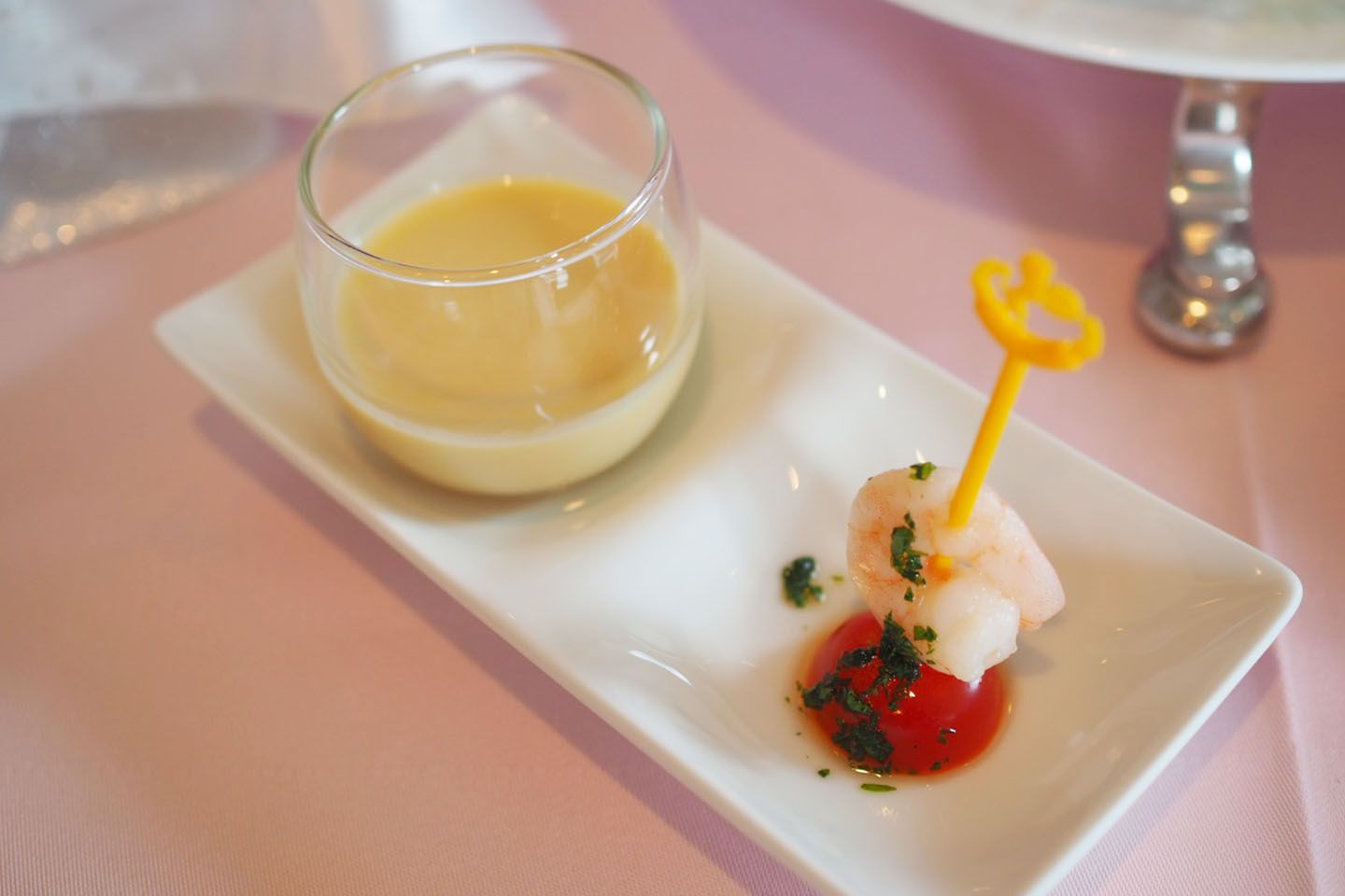 アミューズの小海老のピンチョスとトウモロコシの冷たいスープ。