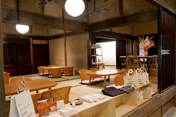 壁や柱など、建物はほぼ邸宅として使われた姿を残している