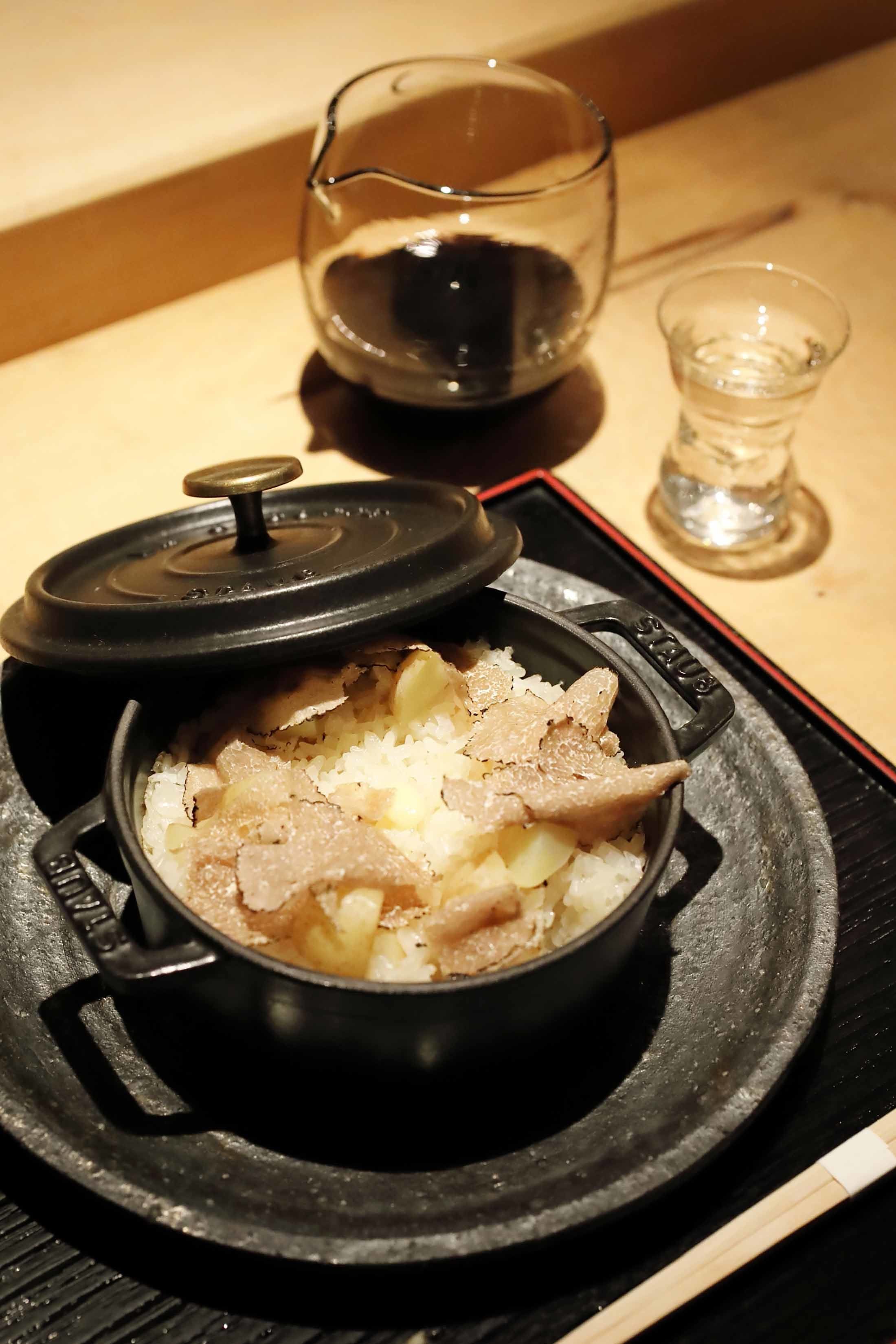 じゃがバタトリュフの炊き込みご飯 ¥2,200(税込)。小さく刻んだじゃがバタを具材にした、かつお出汁の炊き込みご飯。鍋の蓋を開けると広がる、サマートリュフの香りがたまらない。日本酒・一合は¥1,300 ~(税込)