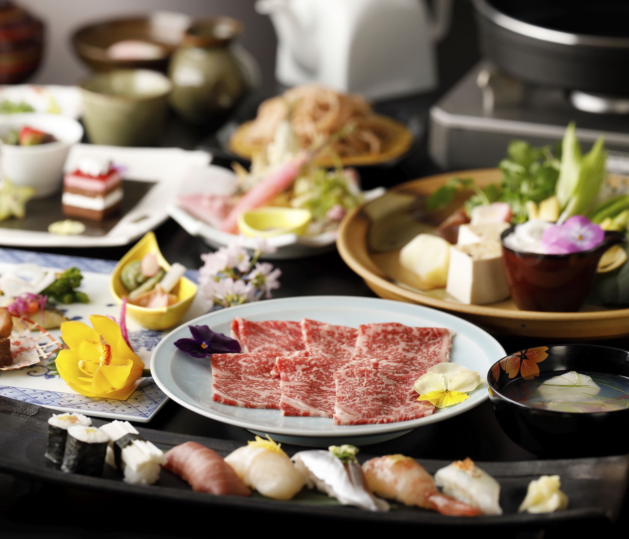 四季ごとに変わる「寿司と牛すき焼き鍋コース」も堪能できる
