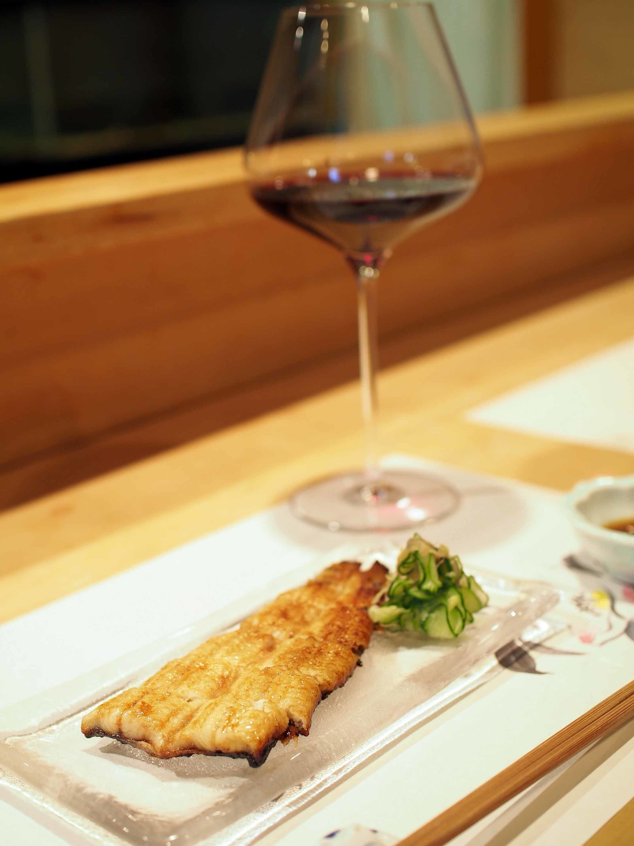 鰻 蒲焼 ¥2,070(税込)1/2尾で、白焼もある。生簀から取り出した浜名湖直送の鰻は、熱湯をかけてぬめりをとり、きりふきで日本酒をかけながら焼く。その手間が旨さを引き出す。一緒に出される二杯酢に、添えられたきゅうりを一緒につけていただくと、なんと、「鰻ざく」としても楽しめる。