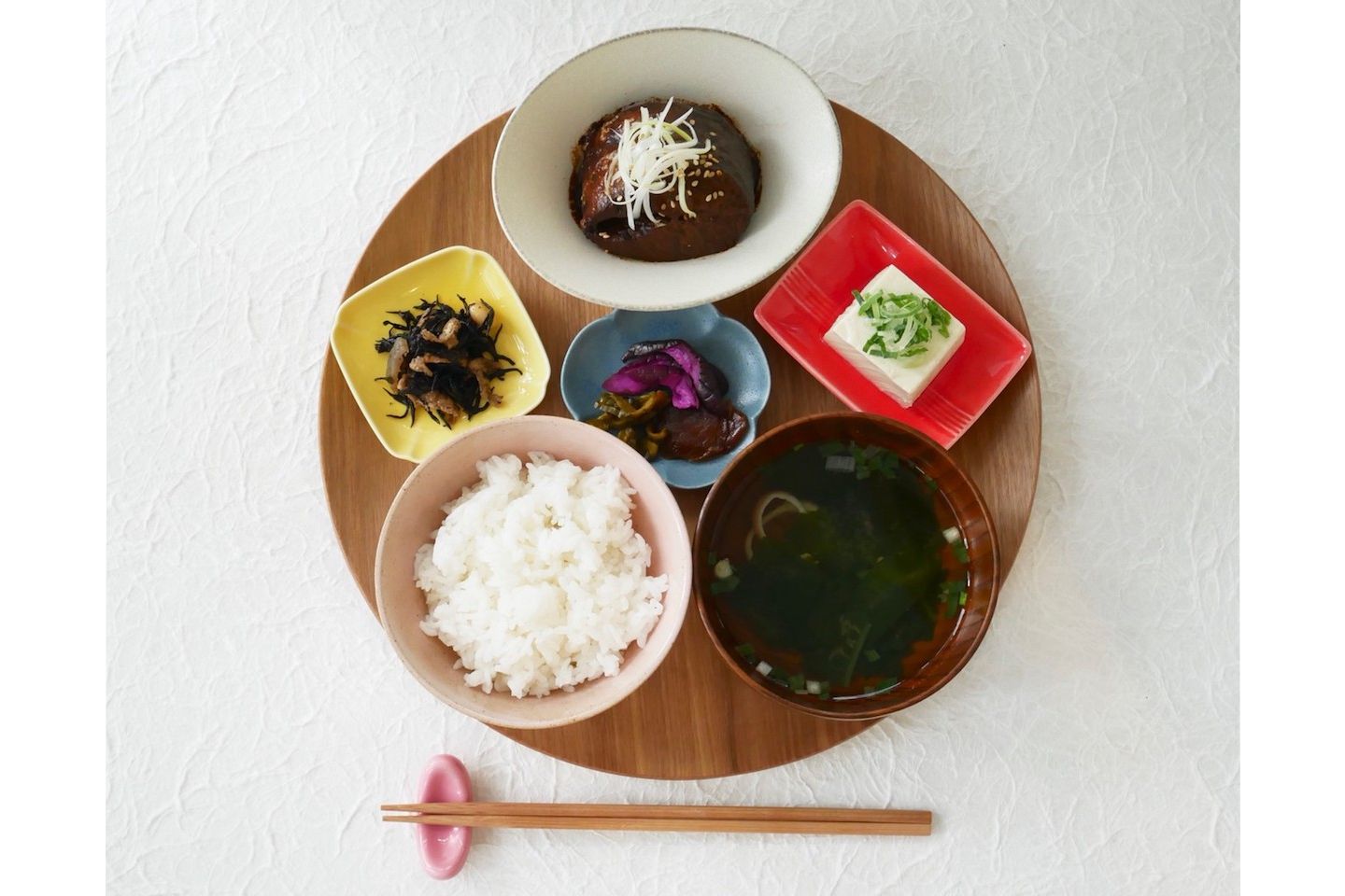 メイン、小鉢2皿、漬物、お味噌汁、もち麦ごはんの和定食「おばんざい」の写真