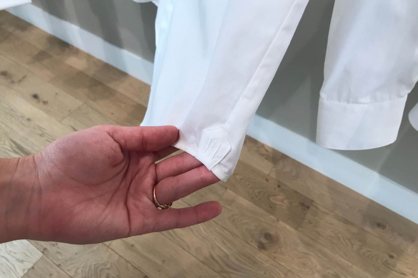 それぞれのモデルごとにナンバーが振られており、シャツにそのナンバーが刺繍されている。