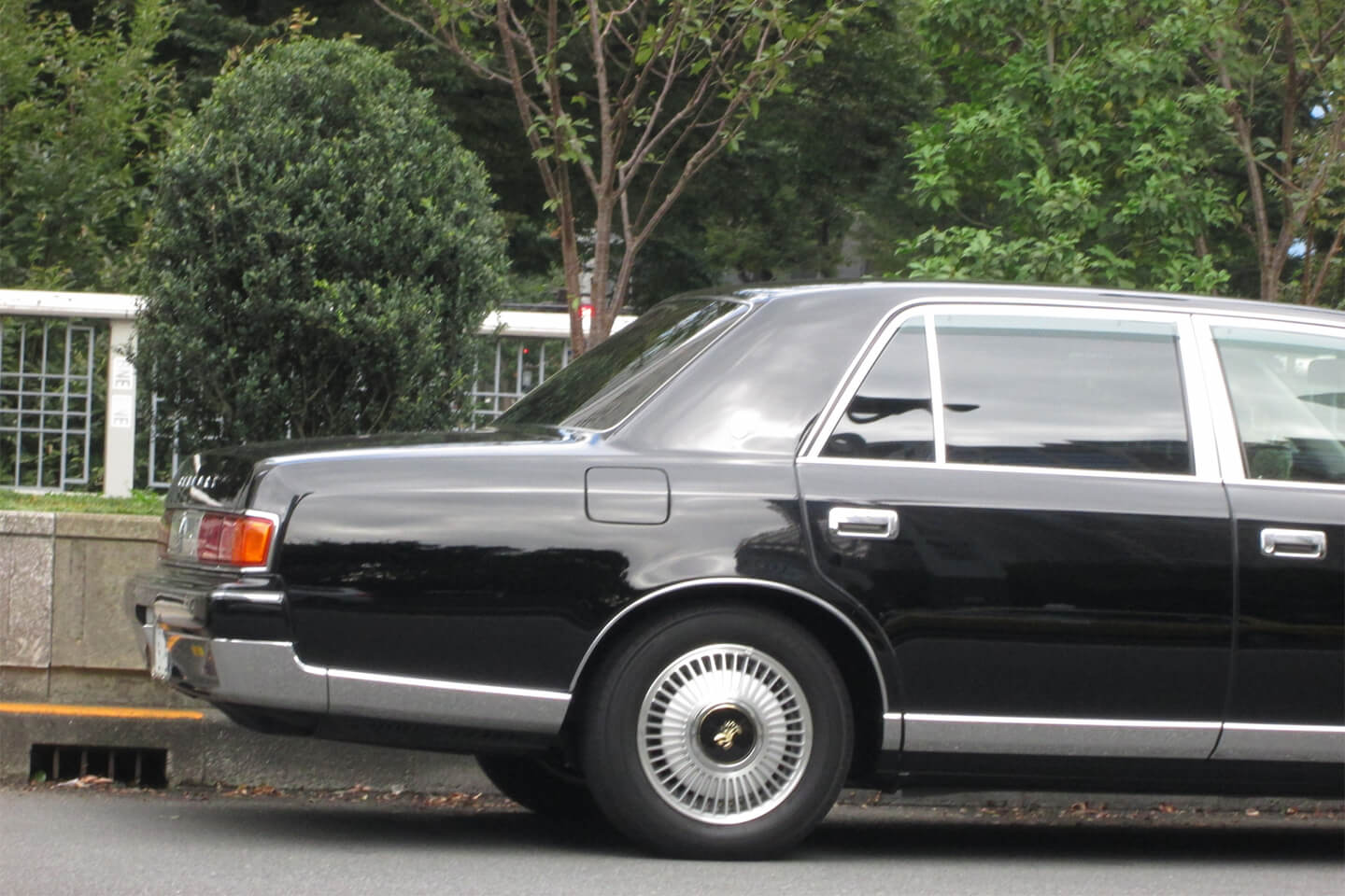 停車している黒い車