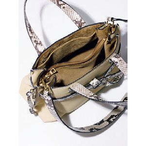 キャリア女性の心をつかむトートタイプは、こまごまとした荷物を整理しやすい仕切りが重宝します。ジップ付きの中央ポケットには、大切な物を収納。上品なスエードレザーで内側まで美しく仕上げられています。