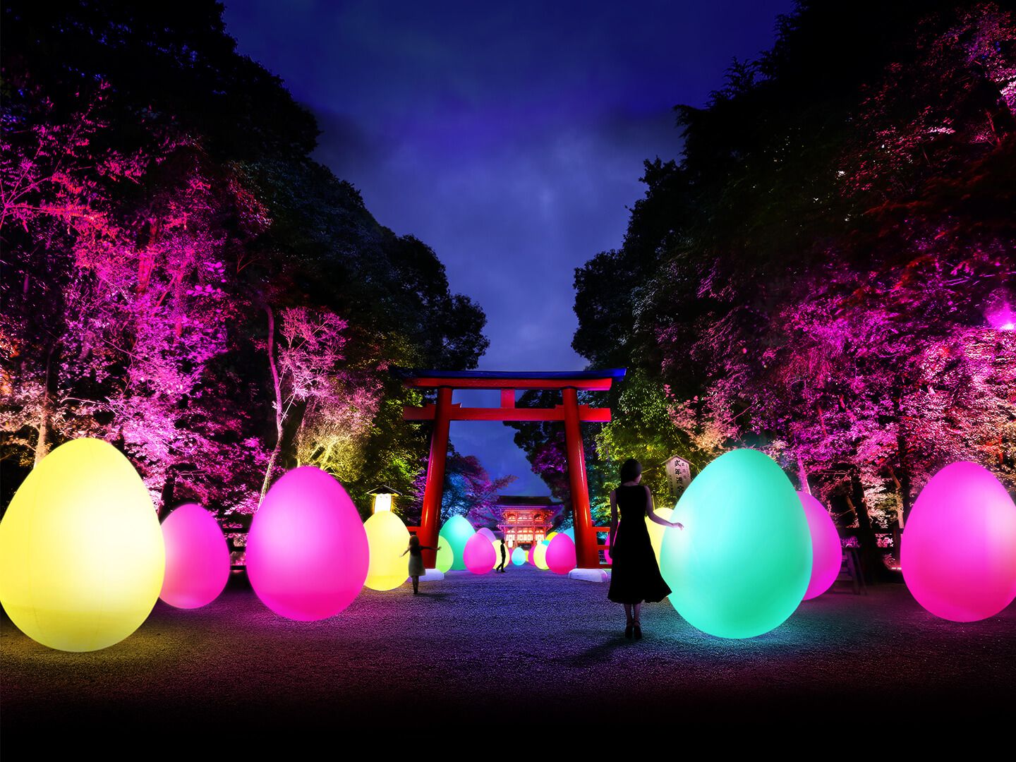 チームラボのアート作品「呼応する、たちつづけるものたちと森 – 下鴨神社 糺の森 」