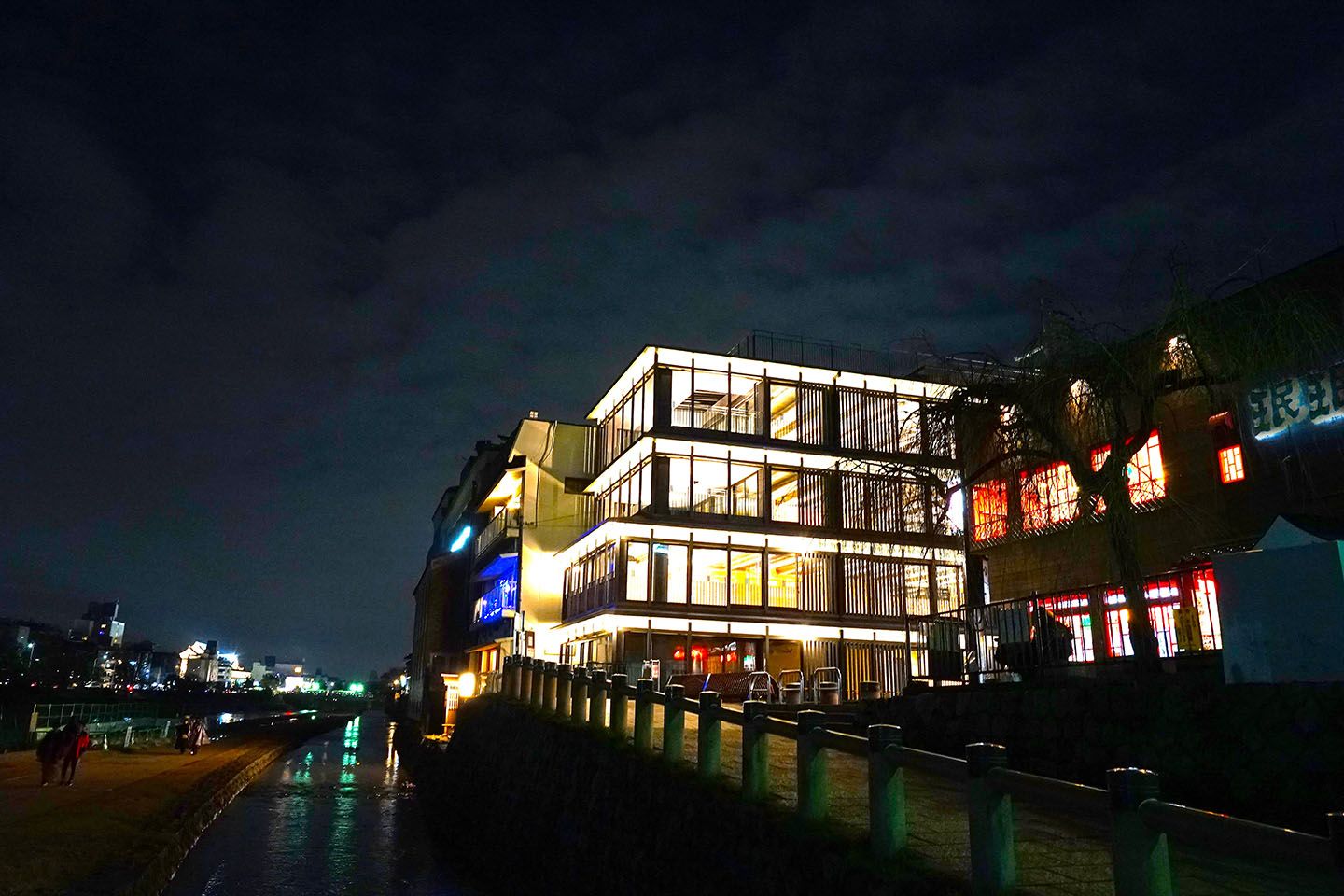 夜の外観