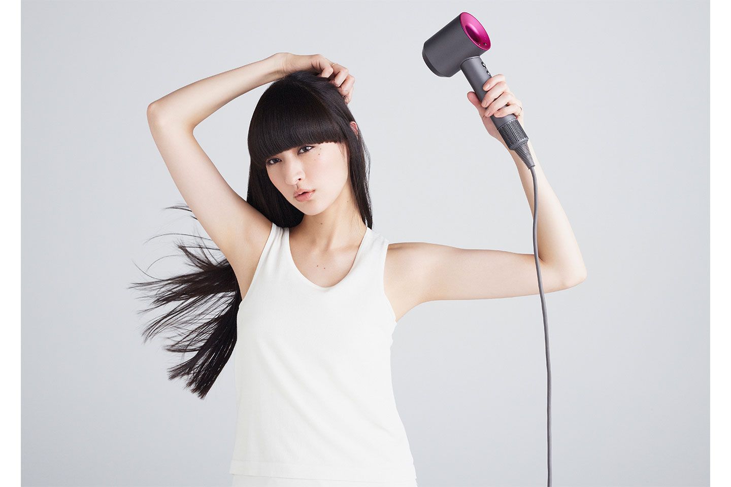 モーター部のふくらみもなく、スリムでコンパクトなのでロングヘアーでも楽に乾かせます