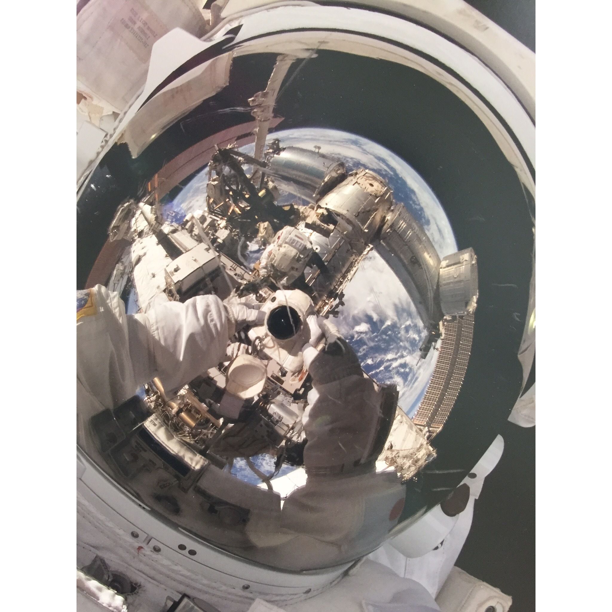 2012年、日本人宇宙飛行士、星出彰彦さん撮影の宇宙空間でのセルフィー。”First ever astronaut selfie in space"