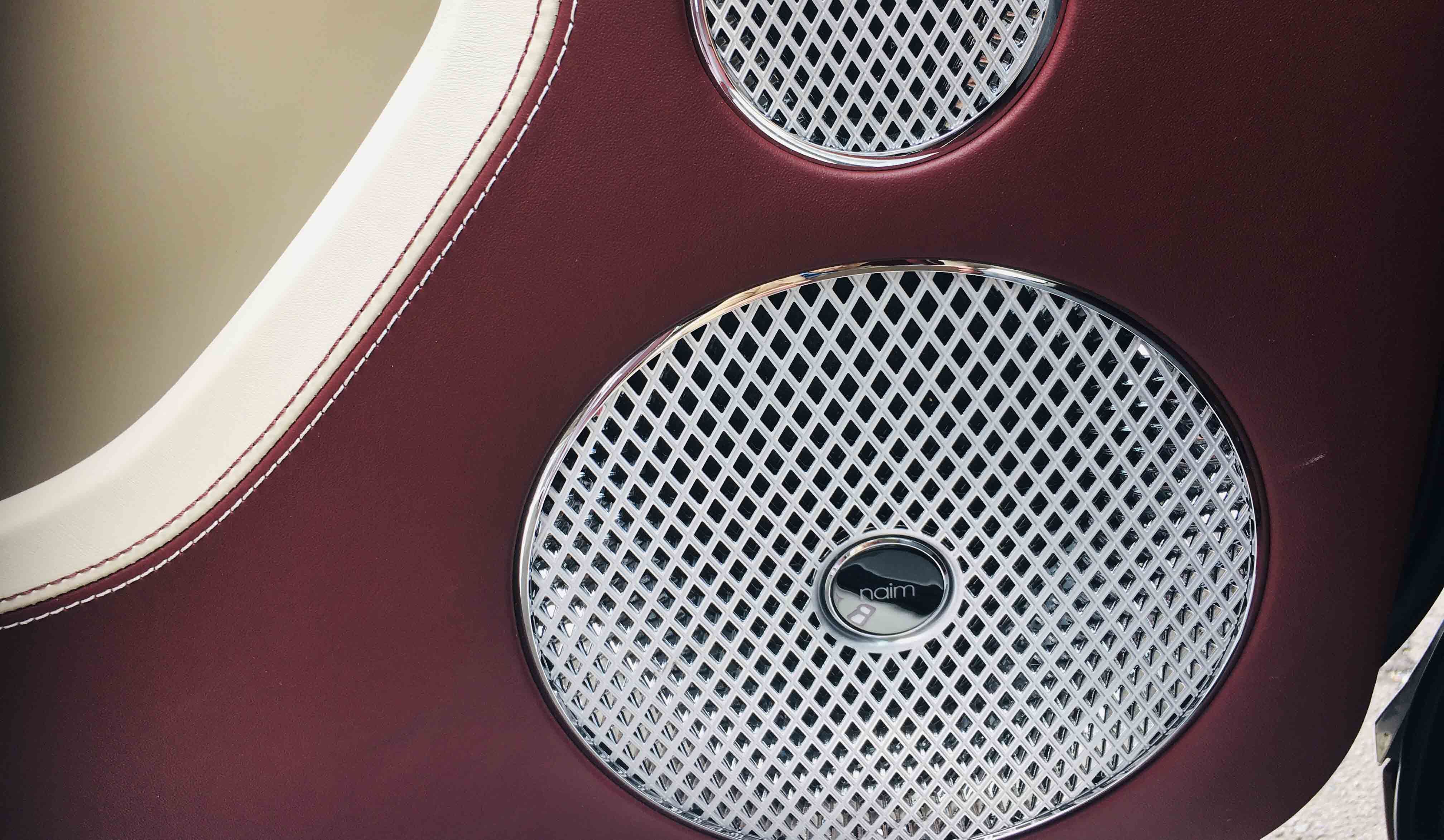 サウンドシステムは英国の高級ブランド「Naim」(オプション)。ボリュームを下げた状態でも、音の端々までクリアに聴こえる。