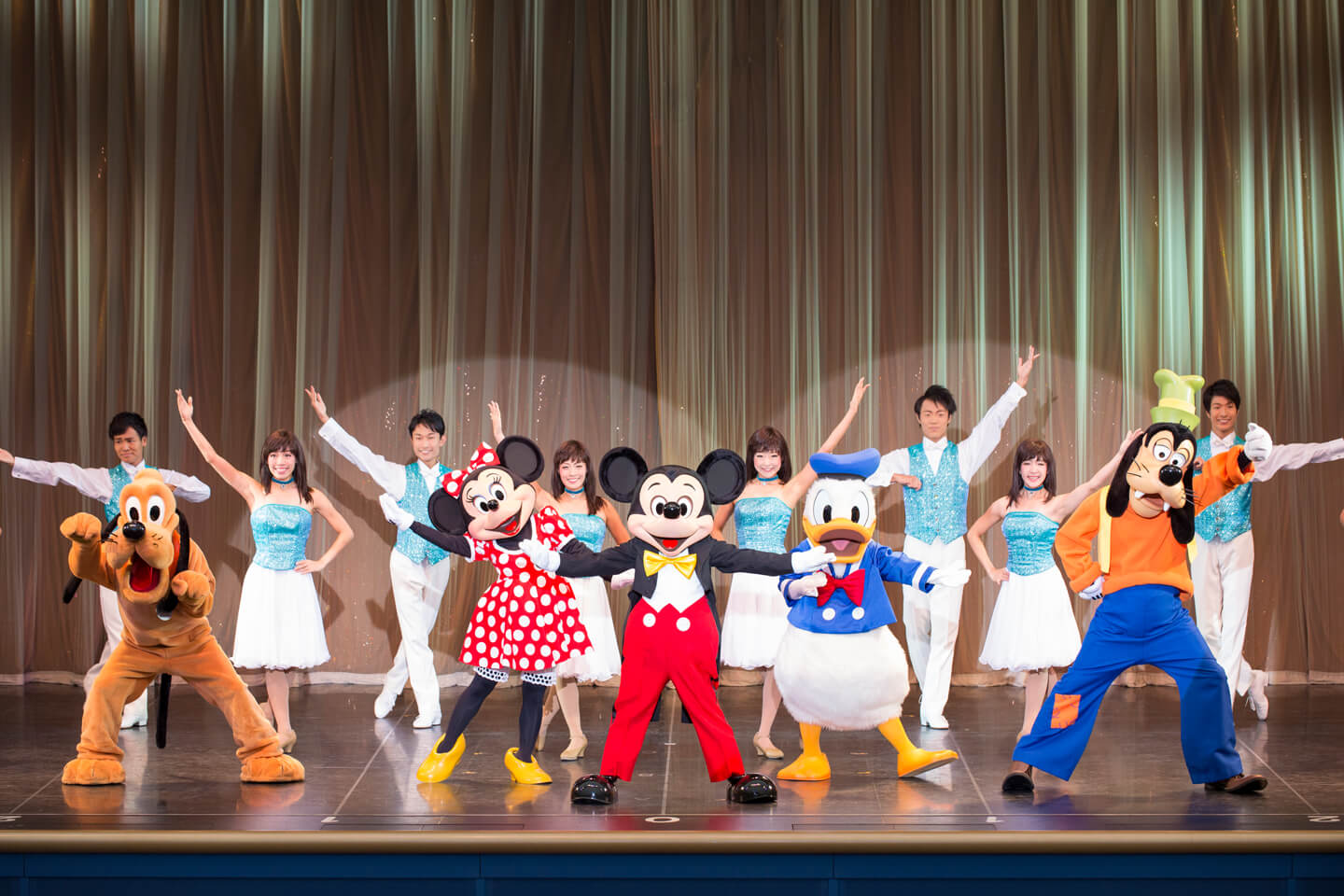 ディズニーの仲間たちと一緒にパーティーの開催をお祝い。ミッキーたちの登場で会場には大歓声が! ©Disney