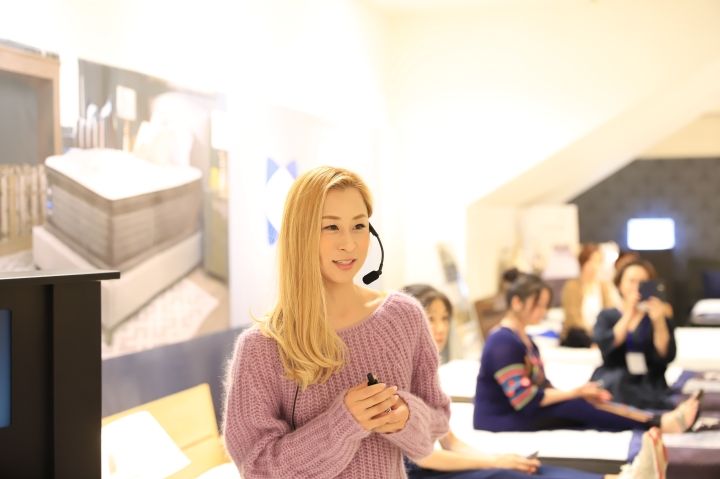 WANDERLUSTのインストラクターをつとめる、ヨガクリエイターのayaさん。